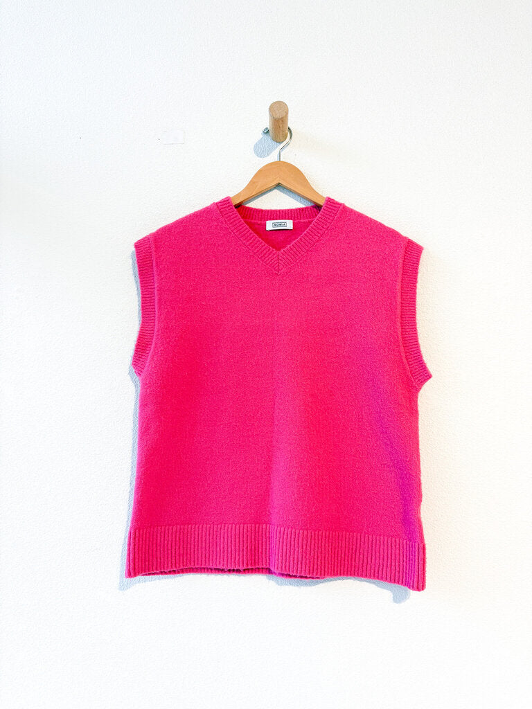 NOMIA SWEATER VEST SIZE MEDIUM