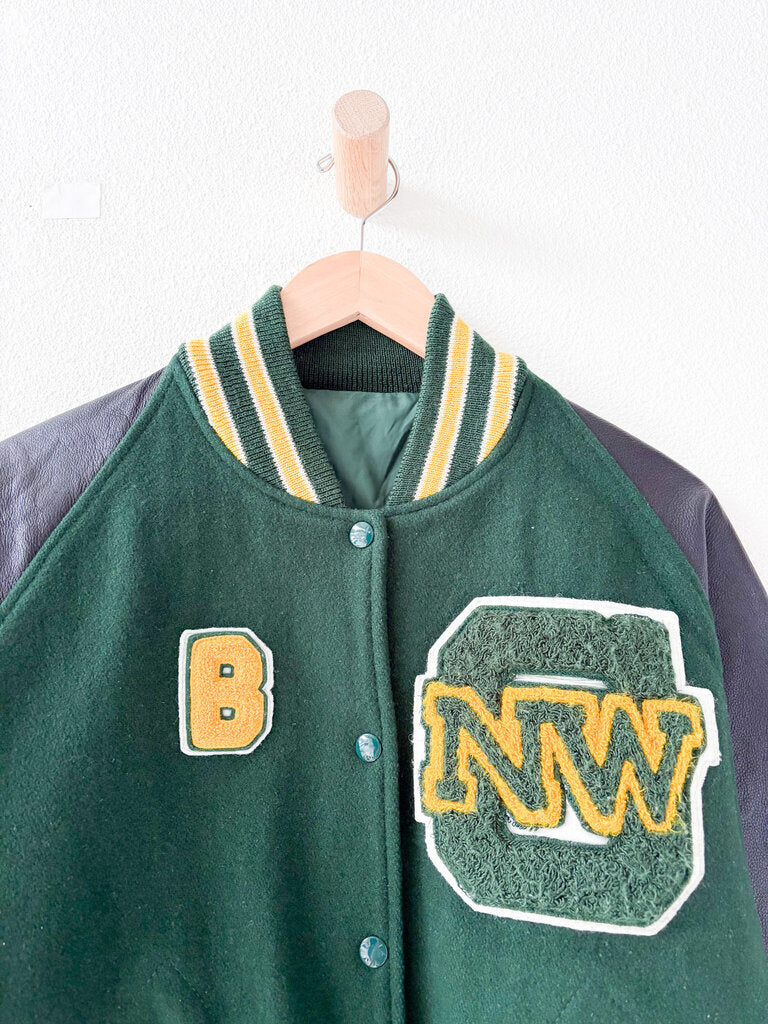 VINTAGE VARSITY JACKET SIZE MEDIUM