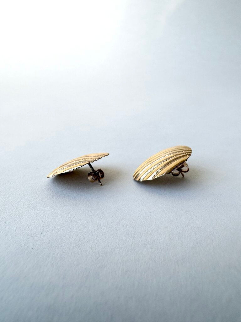 VINTAGE 14K SCALLOP SHELL EARRINGS