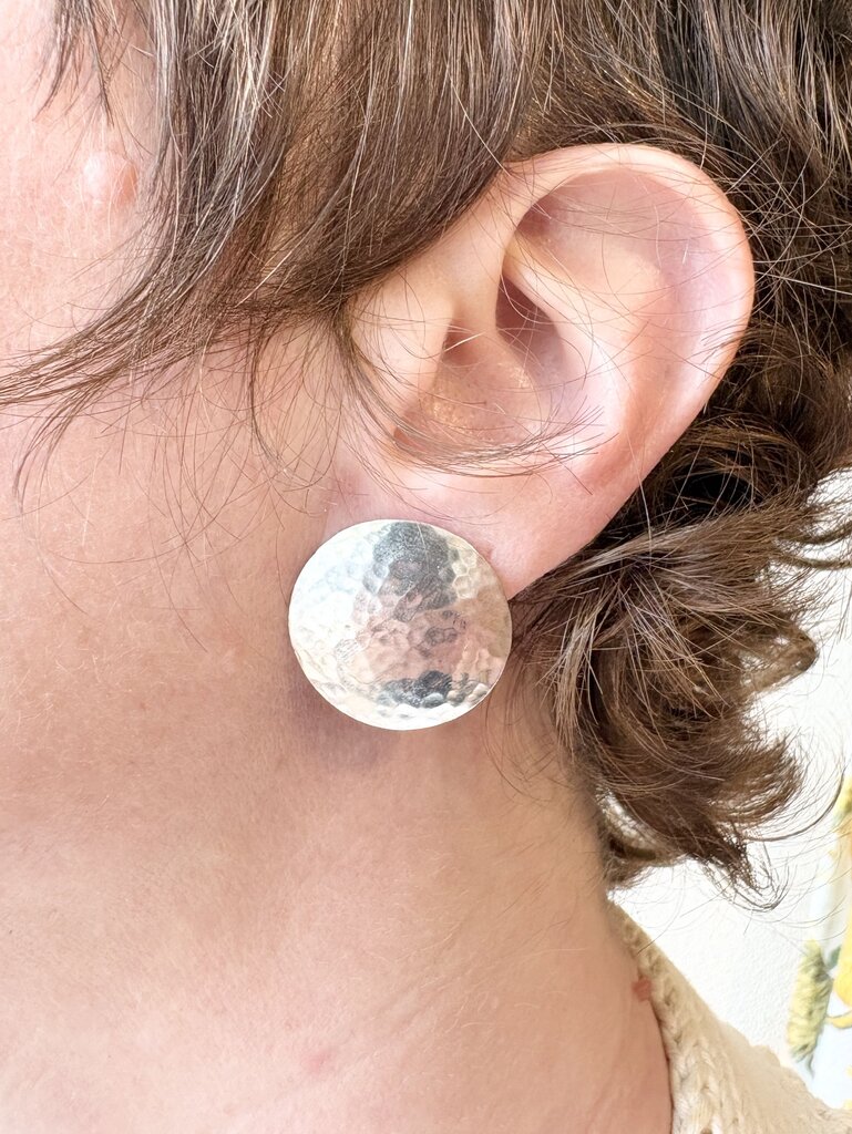 VINTAGE STERLING SILVER HAMMERED DISC EARRINGS