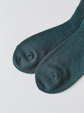 Load image into Gallery viewer, ROTOTO CITY SOCKS IN DARK GREEN SIZE LARGE
